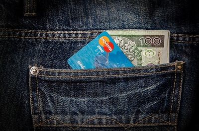 Wie Abbuchung von Kreditkarte zurückholen